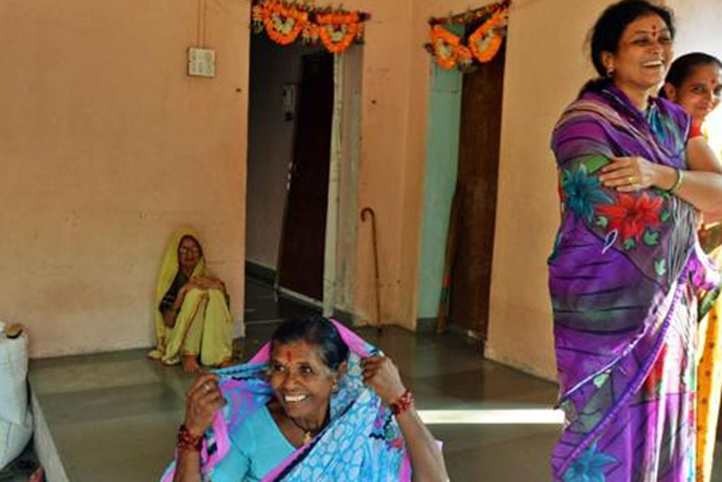 সেটা কী তখনও জানতেন না গ্রামের কেউ। তবে ওই রাতেই নাকি গ্রামের প্রধানকে স্বপ্ন দিয়েছিলেন স্বয়ং শনি দেবতা। তিনি বলেছিলেন, ভেসে আসা ওই পাথর তাঁরই মূর্তি। পাথরটাকে যেন গ্রামে প্রতিষ্ঠা করা হয়।