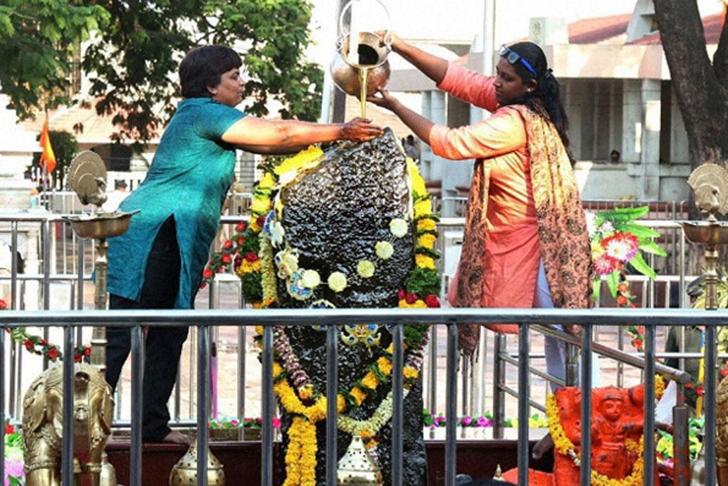 তবে স্বপ্নাদেশের একটি শর্তও ছিল তাঁর। দেবতা নাকি তাঁকে আদেশ দিয়েছিলেন, এই পাথরের মূর্তি এতটাই শক্তিধর যে তাতে কোনও ছাদের তলায় রাখা যাবে না। চারপাশে কোনও দেওয়াল যেন না থাকে যাতে তিনি সারা গ্রামকে বিনা বাধায় চোখের সামনে দেখতে পান। এবং গ্রামকে সমস্তরকম বিপদ থেকে রক্ষা করার প্রতিশ্রুতিও দিয়েছিলেন।