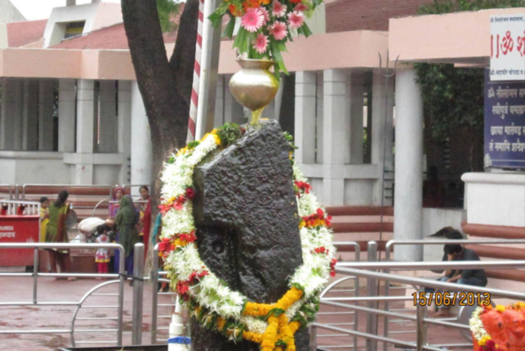 সত্যিই কি এই গ্রামে কোনও অপরাধ হয় না? শনি দেবতা সত্যিই তাঁদের রক্ষা করে চলেছে? এই বিষয়টা নিয়ে বিতর্ক রয়েছে। তবে বিশেষজ্ঞদের মতে, এককালে গ্রামবাসীদের মধ্যে এই বিশ্বাসটা এতটাই গাঢ় ছিল যে, ভয় থেকেই হয়তো কেউ অপরাধ করতেন না। কিন্তু বর্তমানে এটা একটা পর্যটনের জায়গা।