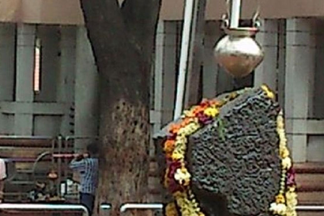 প্রচুর পর্যটক এই গ্রামে আসেন। পর্যটন শিল্পই প্রত্যন্ত এই গ্রামের অন্যতম উপার্জনের রাস্তা হয়ে উঠেছে। বিশ্বাসে আঘাত করে সেই পর্যটন শিল্পের কোনও ক্ষতি গ্রামবাসীরা করতে চান না। তাই এমনটা হতেই পারে যে, চুরি-ডাকাতি বা অন্যান্য অপরাধ তাঁরা নিজেদের মধ্যেই চেপে যান। পুলিশের আর অভিযোগ জানান না।