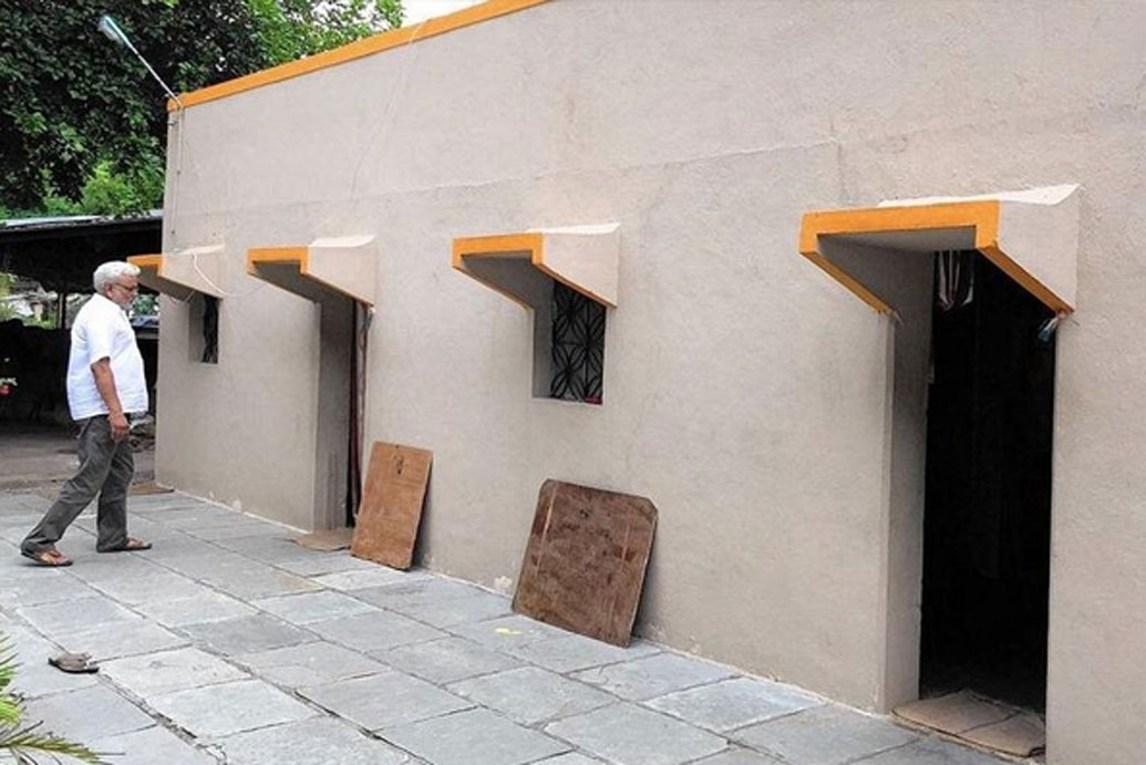 ইউনাইটেড কমর্শিয়াল (ইউকো) ব্যাঙ্ক গ্রামের রীতি মেনে দরজা লাগায়নি ঠিকই, তবে প্রতিদিন ব্যাঙ্ক বন্ধ হওয়ার আগে সমস্ত নগদ টাকা তারা নাকি পাশের গ্রামের শাখায় স্থানান্তরিত করে দেয়।