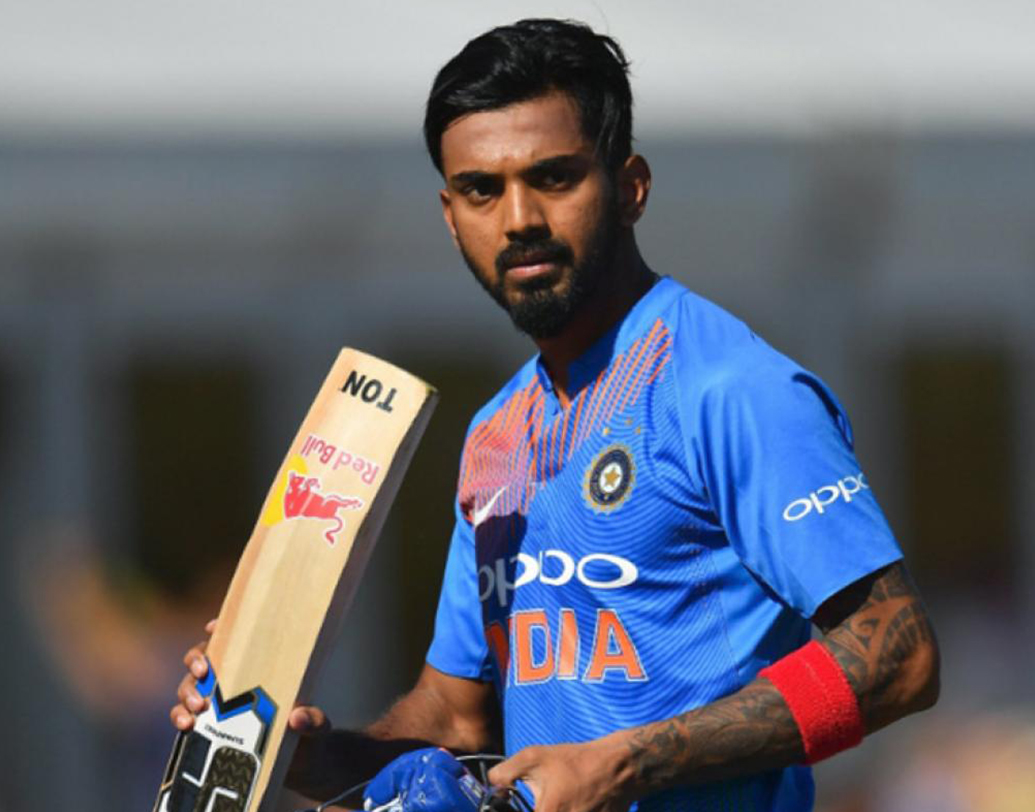 লোকেশ রাহুল- বাদ গিয়েছেন টেস্ট দল থেকে। সেখানে সুযোগ দেওয়া হয়েছে তরুণ শুভমন গিলকে। নিজেকে প্রমাণ করতে এই সিরিজ খুব গুরুত্বপূর্ণ হতে চলেছে রাহুলের জন্য।