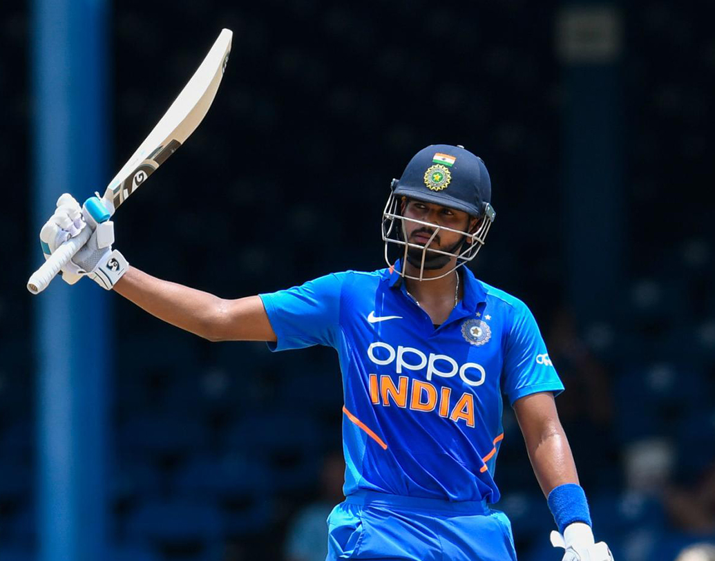 শ্রেয়াস আইয়ার-ক্যারিবিয়ান সফরে একদিনের সিরিজে বুঝিয়ে দিয়েছিলেন তিনি তৈরি। মণীশ পাণ্ডে সুযোগ পেয়েও ব্যর্থ হয়েছেন বার বার। তাই এই সিরিজের শুরু থেকেই তাঁকে দলে চাইতে পারে বিরাট।