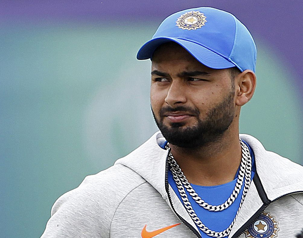 ঋষভ পন্থ (উইকেটরক্ষক)- তাঁর খারাপ শট নির্বাচনের সমালোচনা শুরু হয়েছে বেশ কিছু দিন ধরেই। সাড়া জাগানো প্রতিভা, কিন্তু তাঁর বিচ্ছুরণ হচ্ছে না বলেই মনে করছেন বিশেষজ্ঞরা। কিন্তু সময় দিলে তিনি নিশ্চয়ই নিজের নামের সুবিচার করবেন, এমনই মনে করছেন বিরাটরা।