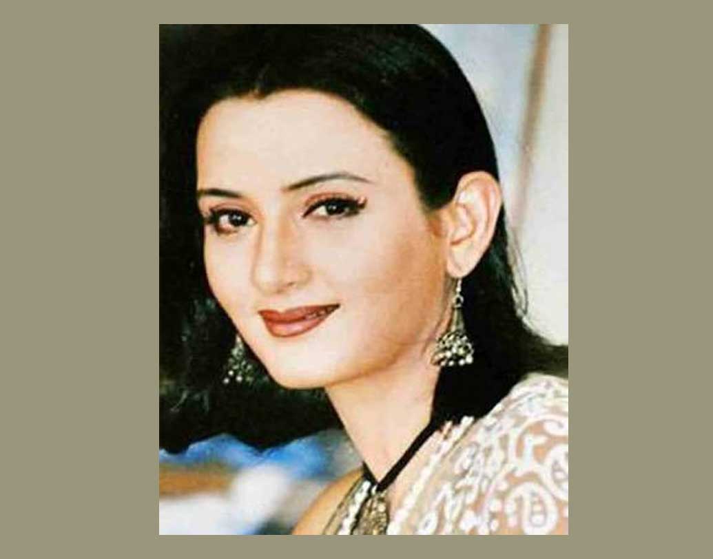 বিচ্ছেদের সময় থেকে ফারহা সিনেমায় কাজ কমিয়ে দিয়েছিলেন। তাঁকে তখন বেশি দেখা যাচ্ছিল ছোট পর্দায়। টেলিভিশনের কাজ করতে গিয়েই আলাপ অভিনেতা সুমিত সেহগলের সঙ্গে। প্রথম বিয়ে ভেঙে যাওয়ার বছরেই, ২০০৩ সালে সুমিতকে বিয়ে করেন ফারহা। স্বামী সুমিত, পুত্র ফতেহ-কে নিয়ে দিব্যি আছেন ফারহা।