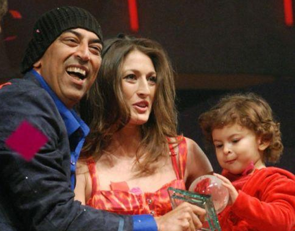 দ্বিতীয় বিয়ে করেছেন ফারহার প্রাক্তন স্বামী বিন্দু-ও।  তাঁর বর্তমান স্ত্রী ডিনা উমারোভা একজন রাশিয়ান মডেল। তাঁদের একমাত্র মেয়ের নাম অ্যামেলিয়া। কিছু ছবিতে অভিনয় করা বিন্দু মাঝে ক্রিকেট বেটিং কাণ্ডেও জড়িয়ে পড়েছিলেন।   
( ছবি : সোশ্যাল মিডিয়া)