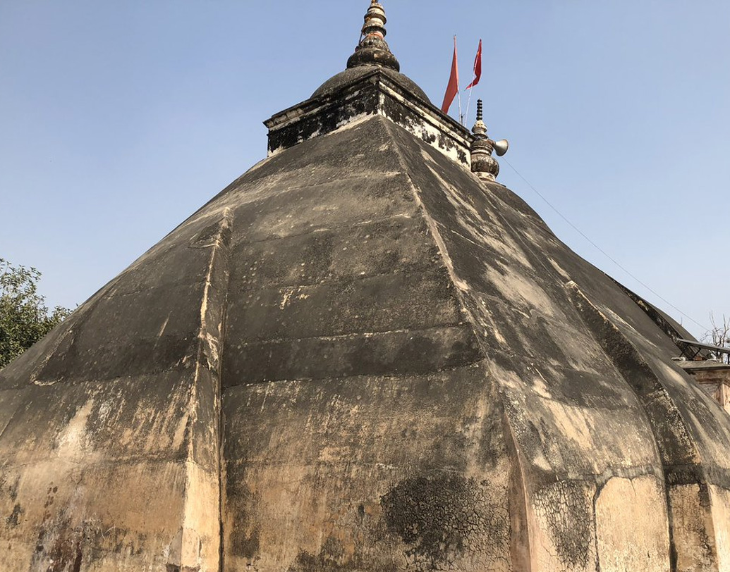 অনেকটা বৌদ্ধ মঠের মতো দেখতে এই মন্দিরটি সম্রাট অশোকের শাসনকালে তৈরি করা হয়েছিল বলে অনুমান করা হয়।