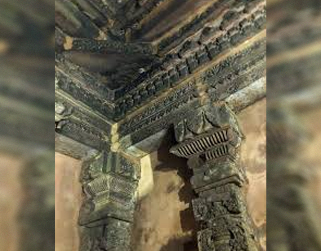 কী ভাবে আগাম ইঙ্গিত দেয় এই মন্দির? স্থানীয় বাসিন্দাদের দাবি, বৃষ্টি হতে পারে বিষয়টা তখনই বোঝা যায় যখন প্রখর রোদেও মন্দিরের ছাদ থেকে জল চুঁইয়ে পড়তে থাকে।