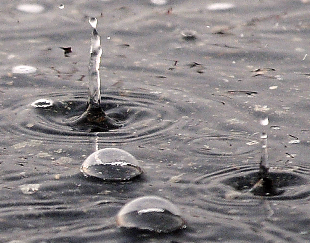 বৃষ্টির ইঙ্গিত ৬-৭ দিন আগে থেকে নাকি দেয় এই মন্দির। স্থানীয় বাসিন্দাদের আরও দাবি, ছাদ থেকে চুঁইয়ে পড়া জলের বিন্দু থেকে এটাও বোঝা যায় যে, বৃষ্টির ধরন কেমন হবে, প্রবল না হালকা!