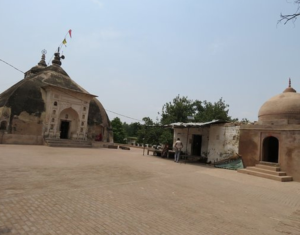কিন্তু আদৌ কি মন্দিরের এই ঘটনার সঙ্গে বৃষ্টির কোনও সম্পর্ক আছে? বিজ্ঞানীরা এ নিয়ে গবেষণা শুরু করেন। কিন্তু এই ঘটনার রহস্যভেদ এখনও হয়নি। এমনকি বৃষ্টি না হলেও মন্দিরের সিলিংয়ে কোথা থেকে জল আসে, তারও কোনও সদুত্তর মেলেনি এখনও।