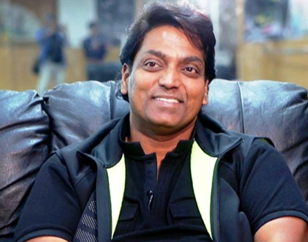 গণেশ আচার্য: ভারতের সেরা কোরিওগ্রাফারদের মধ্যে অন্যতম গণেশ। তাঁর বাবা  মিস্টার গোপীও ছিলেন এক জন কোরিওগ্রাফার। গণেশের যখন ১০ বছর বয়স প্রচণ্ড অভাব-অনটনে পড়াশোনা ছেড়ে দিতে হয় তাকে। এর পর কটকে গিয়ে দিদির কাছে নাচ শেখেন। ১২ বছর বয়সে নিজের একটা ডান্স গ্রুপ তৈরি করেন।