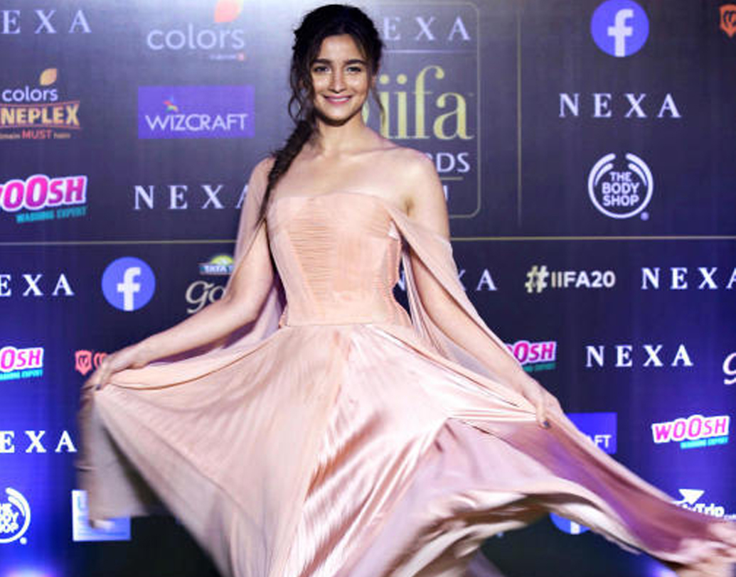 সময়টা বেশ ভালই যাচ্ছে আলিয়া ভট্টের। একের পর এক হিট। বলিউডের নামকরা পরিচালকদের সঙ্গে কাজের সুযোগ- সব মিলিয়ে আলিয়া এখন ‘সপ্তম স্বর্গে’। আইফার মঞ্চেও ছিনিয়ে নিলেন শ্রেষ্ঠ অভিনেত্রীর তকমা, সৌজন্যে মেঘনা গুলজার পরিচালিত ‘রাজি’। ওই ছবিতেই ভারতীয় গুপ্তচরের ভূমিকায় অভিনয় করে দর্শকদের মন অনেক আগেই জয় করেছিলেন আলিয়া।