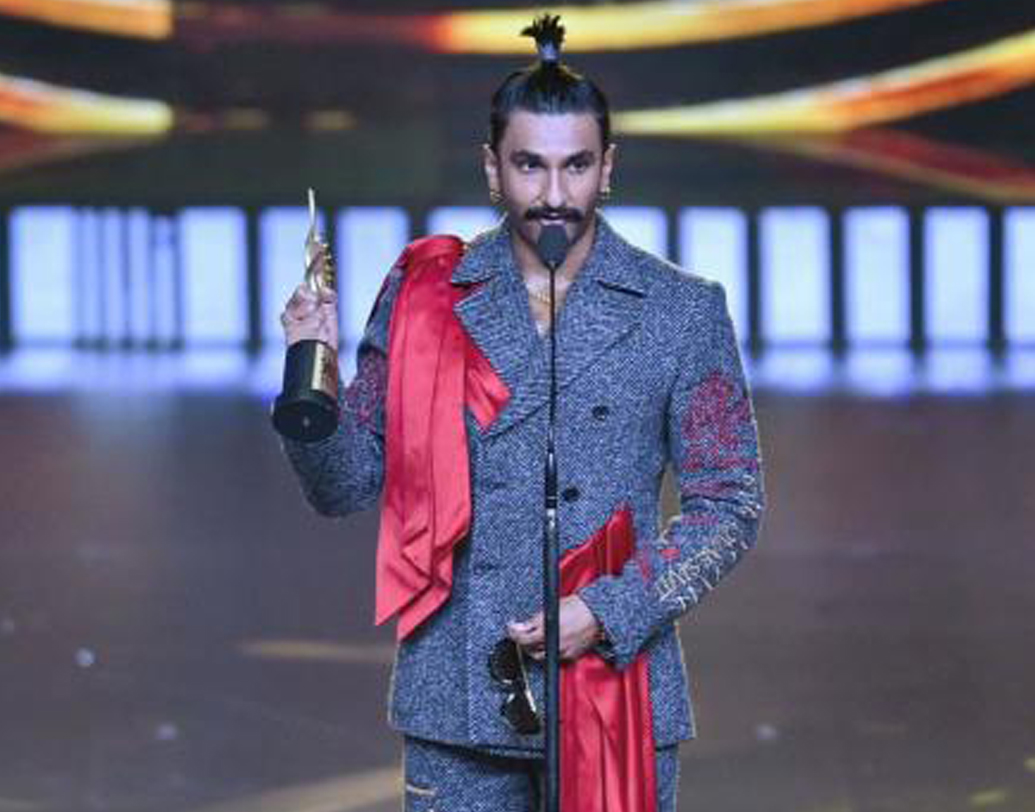 শ্রেষ্ঠ অভিনেতার দৌড়ে অনেকে থাকলেও শেষ হাসি হাসলেন রণবীর সিংহ। সঞ্জয় লীলা ভন্সালী পরিচালিত ‘পদ্মাবত’-এ আলাউদ্দিন খিলজির মতো নেগেটিভ চরিত্রই তাঁকে এনে দিল শ্রেষ্ঠ অভিনেতার শিরোপা। অ্যাওয়ার্ড পেয়ে রণবীরের ‘থ্যাঙ্কস গিভিং’ মন্তব্য আবেগে ভাসাল ফ্যানেদের।