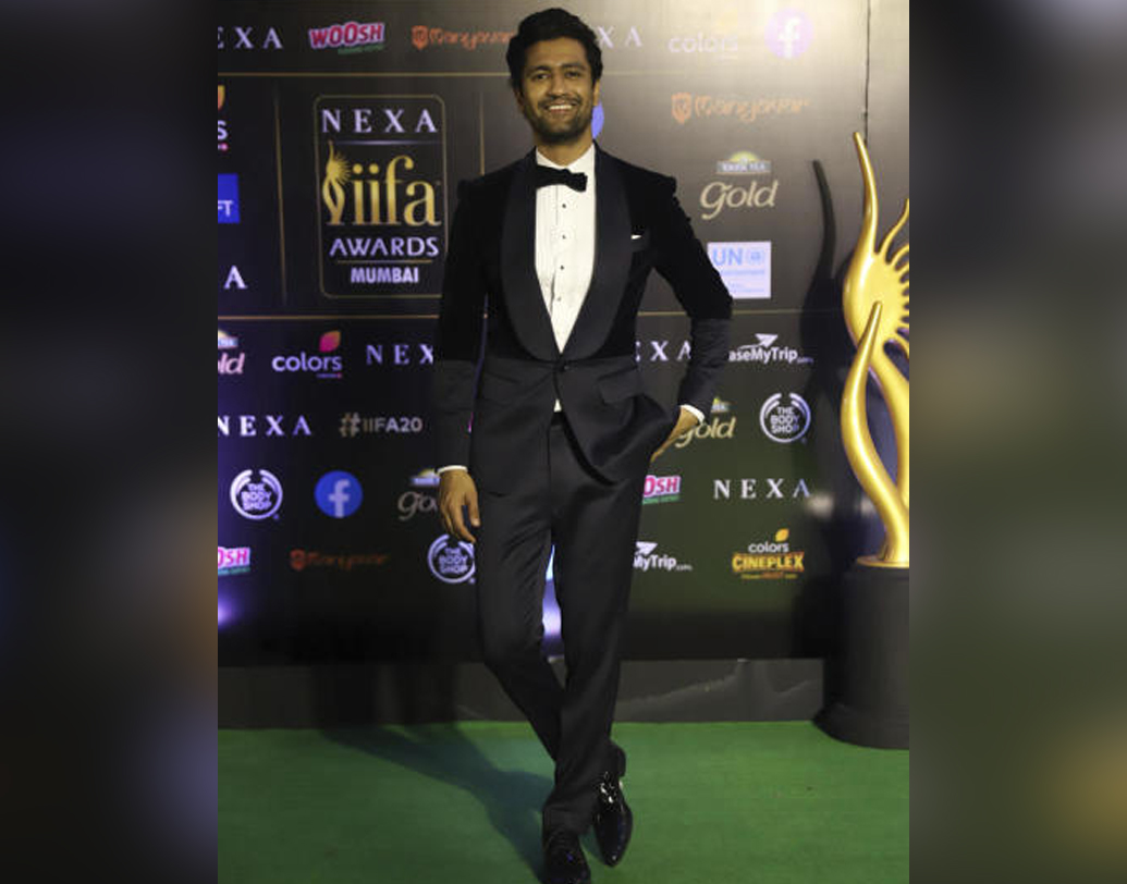 ভিকি কৌশল- টিনএজারদের হার্টথ্রব। কিছু দিন আগে পেয়েছেন জাতীয় পুরস্কার। এবার আইফাতেও শিকে ছিঁড়ল তাঁর। ‘সঞ্জু’-র জন্য পেলেন শ্রেষ্ঠ সহ অভিনেতার পুরস্কার।