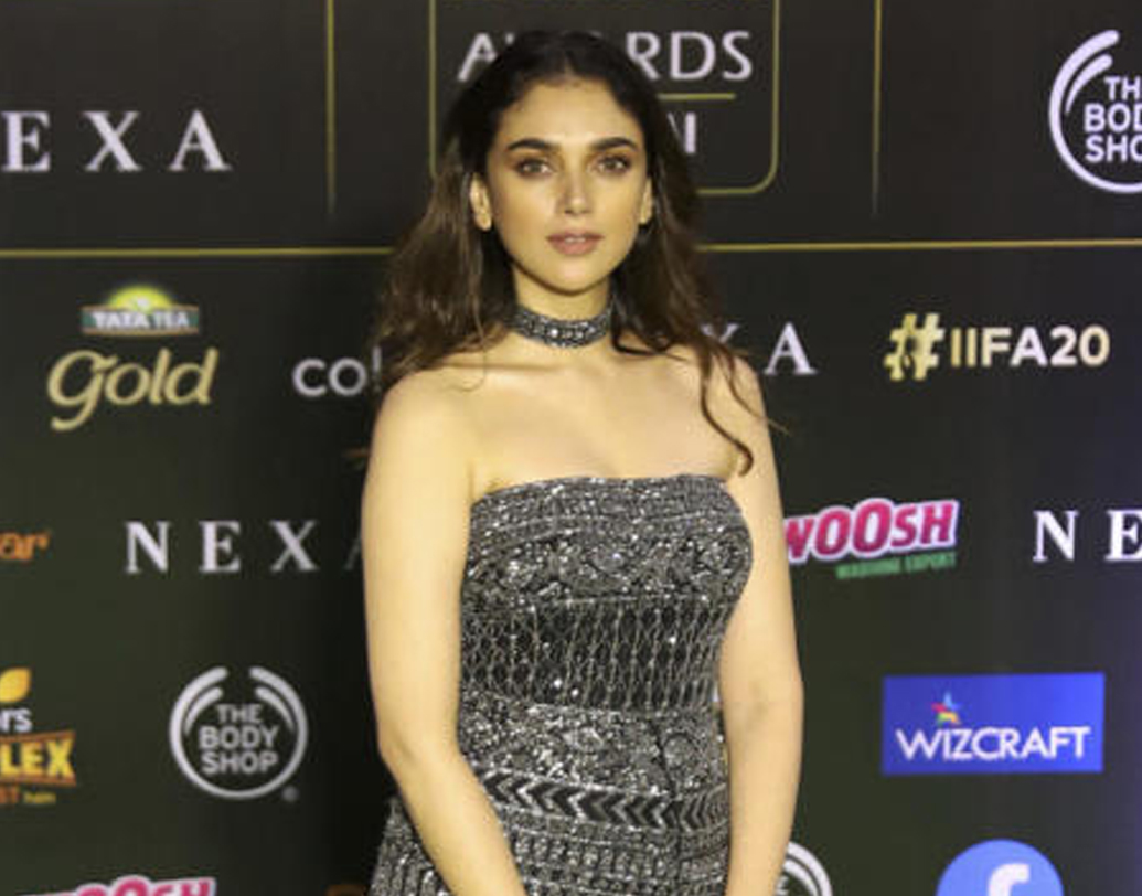 পদ্মাবতে ‘মেহেরুন্নিসা’ কে মনে আছে? অদিতি রাও হায়দারি অভিনয় করেছিলেন ওই চরিত্রে। প্রধান চরিত্র না হলেও ওই চরিত্রটি শুধু দর্শকদেরই নয়, সমালোচকদেরও প্রশংসা কুড়িয়েছিল ঢের। অদিতির সাবলীল অভিনয় প্রশংসিত হয়েছিল বিভিন্ন মহলে। আইফা-তেও ওই চরিত্রের জন্য অদিতি পেলেন শ্রেষ্ঠ সহ অভিনেত্রীর মুকুট।