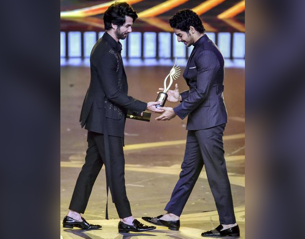 বক্স অফিসে ভালই ব্যবসা করেছিল ‘ধড়ক’। ওই ছবিতে শ্রীদেবী কন্যা জাহ্নবীর সঙ্গে জুটি বেঁধেছিলেন ঈশান খট্টর। জাহ্নবীর ভাগ্যে শিকে না ছিঁড়লেও শ্রেষ্ঠ ডেবিউ অভিনেতার পুরস্কার পেয়েছেন ঈশান।