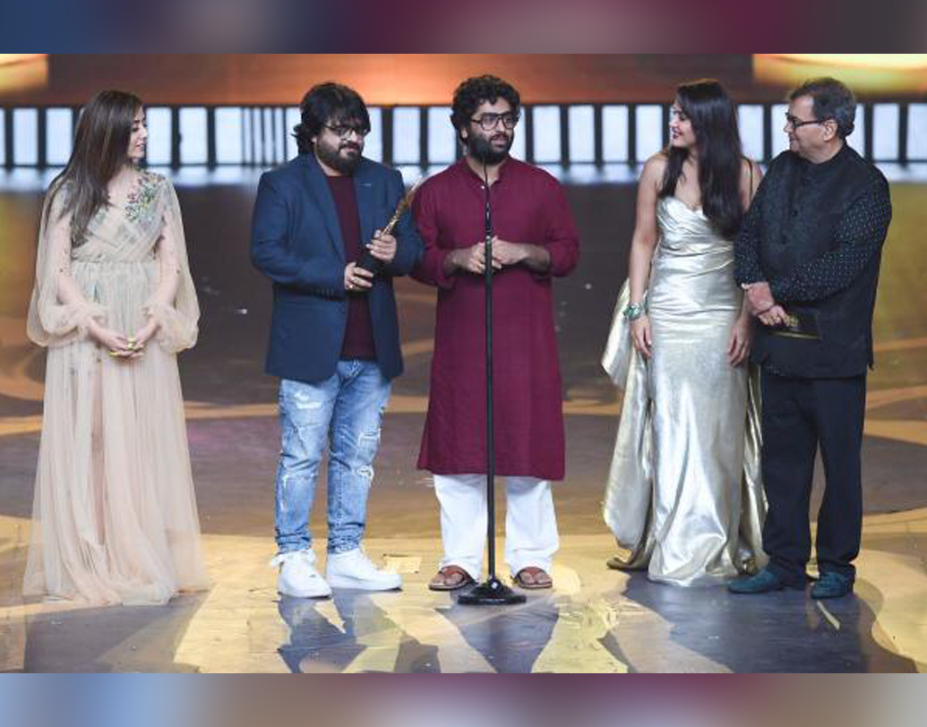 ‘রাজি’ এবার রাজ করেছে আইফার মঞ্চে। ঝুলিতে এসেছে এক গুচ্ছ পুরস্কার। শ্রেষ্ঠ গায়ক হয়েছেন অরিজিৎ সিংহ এবং শ্রেষ্ঠ গায়িকা হর্ষদীপ কউর। ‘রাজি’-র জন্যই মিলেছে ওই পুরস্কার।