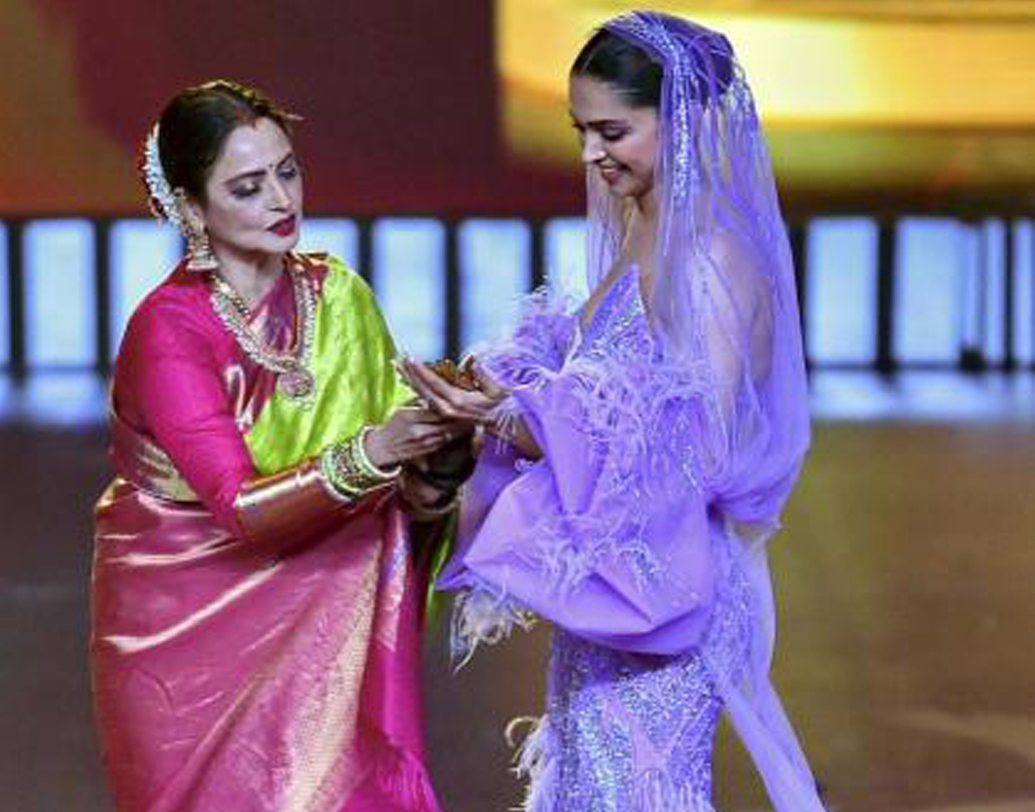 এ তো গেল পুরস্কারের কথা। গ্ল্যামার এবং ফ্যাশনেও তারকারা বাজিমাত করল আইফার মঞ্চে। কথায় বলে ‘এক সে বাড়কর এক’। তাঁদের স্টাইল স্টেটমেন্ট দেখে চোখ ফেরানই দায়!