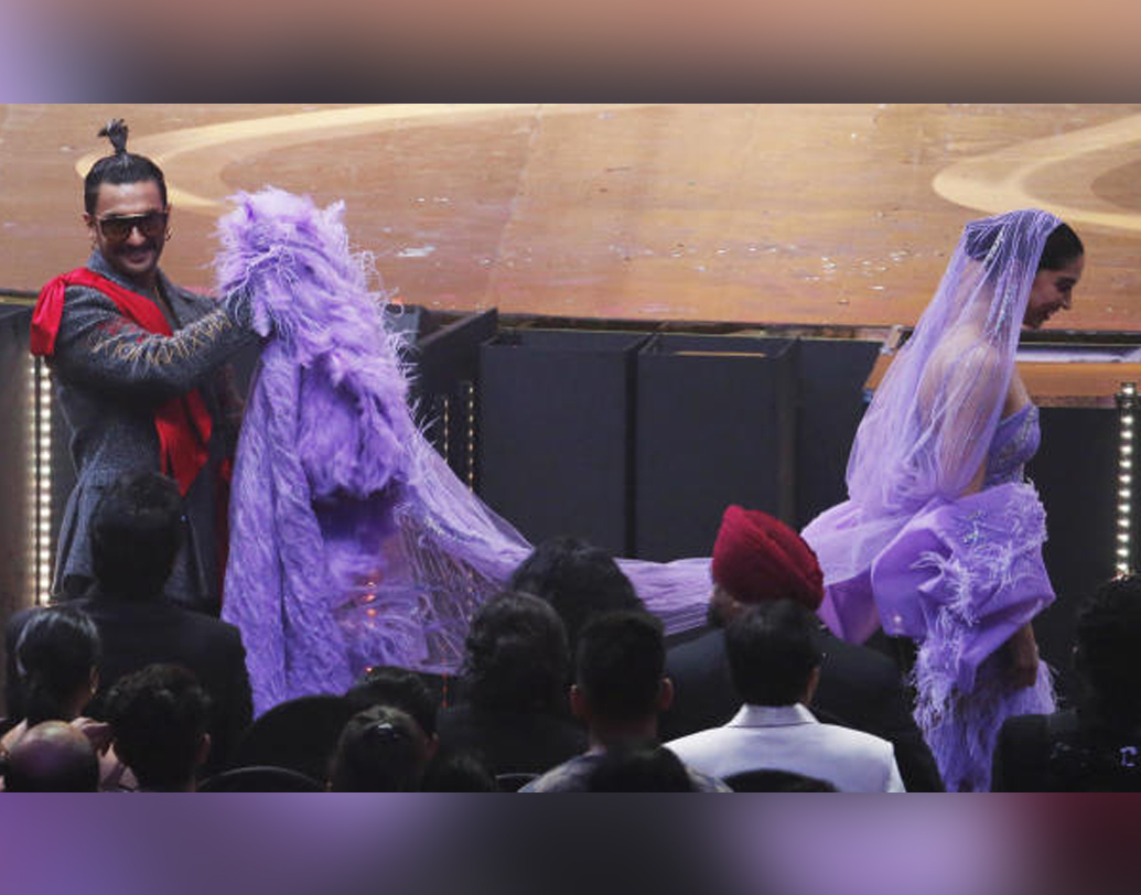 রণবীর সিংহ মানেই এক গুচ্ছ  মজা। স্ত্রী দীপিকার লম্বা গাউনকে হাতে ধরে বয়ে নিয়ে যেতে দেখা গেল ওই সুপারস্টারকে। পাছে স্ত্রী হোঁচট খেয়ে পড়ে যান।