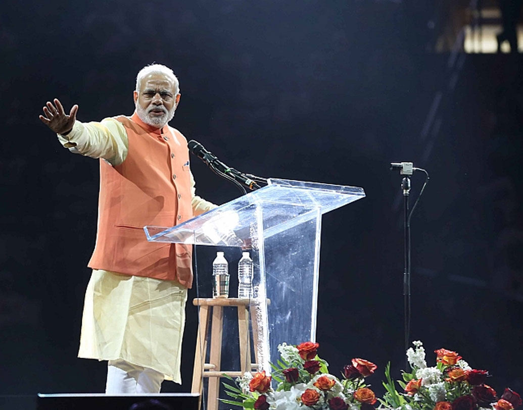 কিন্তু ‘হাউডি মোদী’ কেন? ইংরাজিতে হাউডি মানে হাও ডু ইউ ডু? একেই সংক্ষেপে বলা হয় হাউডি। দক্ষিণ-পশ্চিম আমেরিকার প্রচলিত কথা। মোদীকে স্বাগত জানাতে তাঁর জনসভাকে তাই সংক্ষেপে ‘হাউডি মোদী’ বলা হচ্ছে।