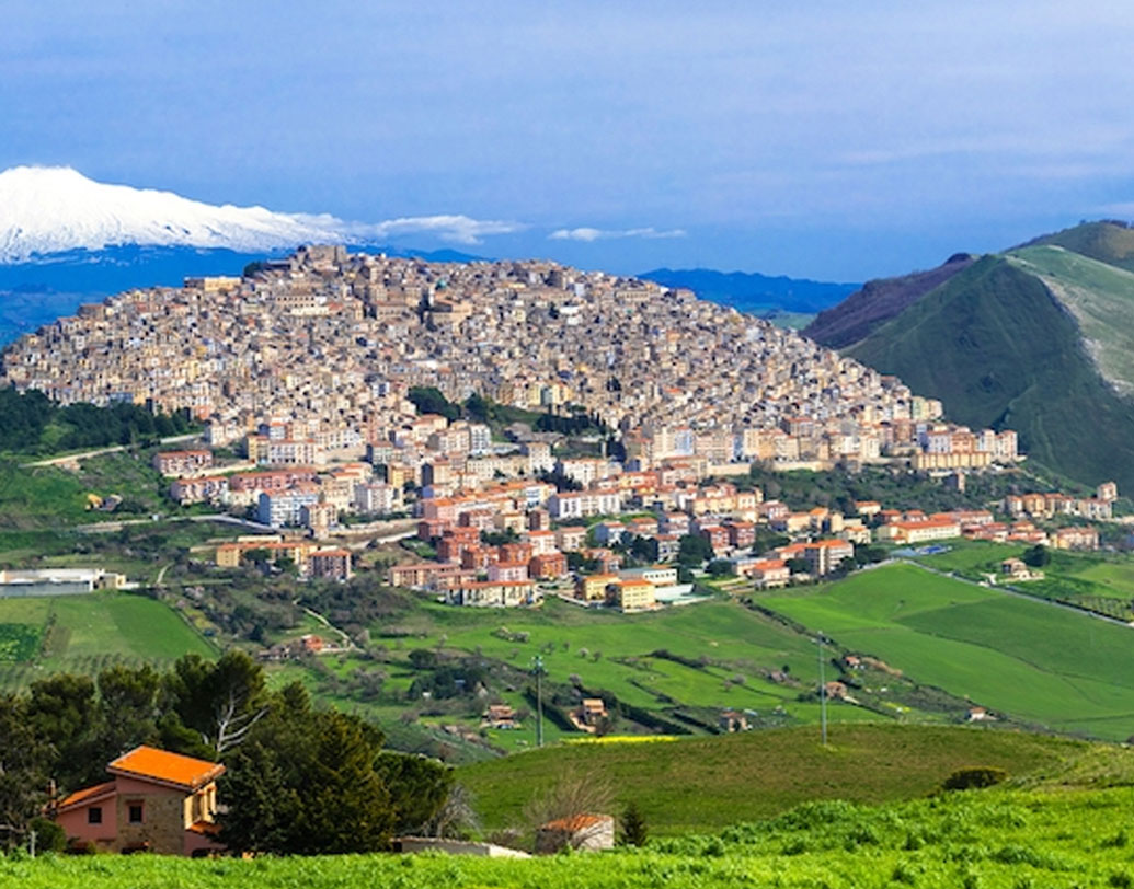 ইতালির সিসিলিয়ার একটি ছোট শহর এই সান পিয়েরো পাট্টি। সান পিয়েরোর এই পরিস্থিতির কথা যিনি শোনেন, অবাক হন। যেমনটা হয়েছেন এই গ্রামেরই মেয়ে ৩৪ বছরের কাটিয়া নেপুমাসিনো। নেপুমাসিনোর জন্ম সান পিয়েরোতে হলেও কর্মসূত্রে এতদিন তিনি বাইরে থাকতেন।