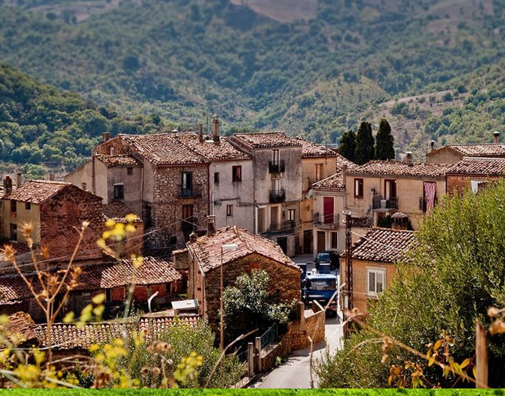 প্রতিবেশী শহর গ্যাঙ্গিও একসময় ঠিকই একইরকম পরিস্থিতির মধ্যে দিয়ে গিয়েছিল। প্রায় পরিত্যক্ত হয়ে গিয়েছিল শহর। প্রাণ ফেরাতে মাত্র ১ ইউরো মূল্যে বাড়ি বিক্রি করতে শুরু করে। তাতে সাফল্যও মেলে। খুব কম মূল্যের ওই বাড়ি অনেকেই কিনে বসবাস শুরু করে দিয়েছেন। মানুষের বসতি যত বেড়েছে, তত সেখানে কর্মসংস্থানের সুযোগও বেড়েছে।