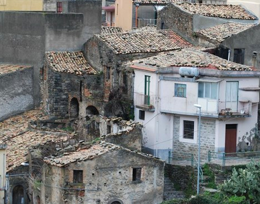 বাড়িটায় দু’টো ঘর রয়েছে, ছোট চিলেকোঠা এবং একটি ভূগর্ভস্থ গ্যারাজ রয়েছে বাড়িতে। এই বাড়িটাই আব্রামো পরিবার এক কাপ এসপ্রেসোর (এক ধরনের ইতালিয়ান কফি) দামে বিক্রি করে দেওয়ার সিদ্ধান্ত নিয়েছে।