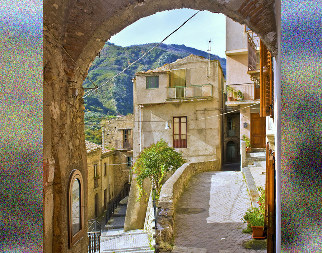 সান পিয়েরোর পরিস্থিতি ঠিক কেমন? বাসিন্দাদের মতে, দু’টো দিক রয়েছে এই শহরের। একটা দিক ভীষণ উন্মুক্ত, শান্ত, অসাধারণ প্রাকৃতিক সৌন্দর্যে ভরপুর। আর একটা দিক ঠিক যেন খাঁচা। বেশি দিন যেখানে থাকলে সকলেরই দমবন্ধ হয়ে আসছে।