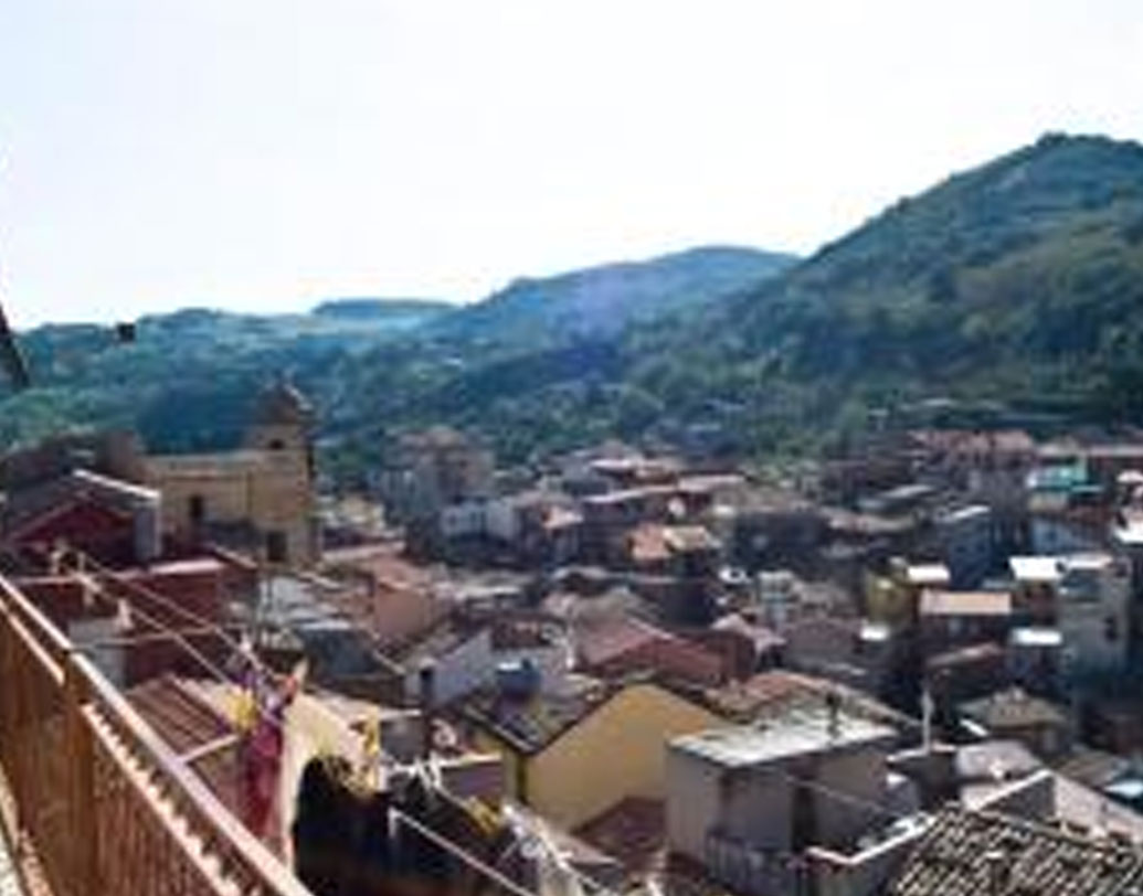 তবে শহরের মেয়র একটা বিষয়ে শক্ত থাকতে চাইছেন। কোনও অভিবাসীকে তিনি এই শহরে ঠাঁই দিতে রাজি নন। অত্যধিক সংখ্যায় অভিবাসীরা এই শহরে ঢুকতে শুরু করলে, সেটা কারও পক্ষেই ভাল হবে না, তাঁর মত।