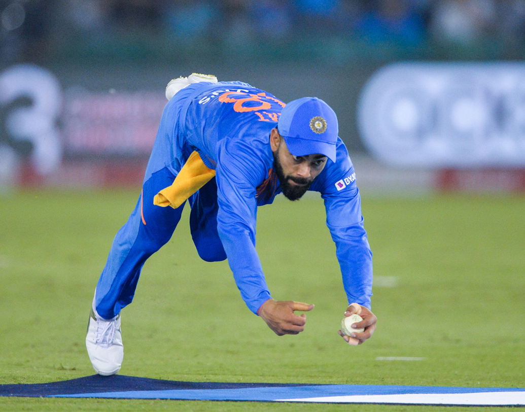 টস হেরে ব্যাট করতে নেমে প্রথম ১০ ওভারে এক উইকেটে ৭৮ তুলে ফেলেছিল দক্ষিণ আফ্রিকা। কুইন্টন ডি’ কক ও বাভুমা বড় রানের লক্ষ্যে এগিয়ে নিয়ে চলছিলেন দলকে। কিন্তু ১২ ওভারে নভদীপ সাইনির বলে ডি’ ককের ক্যাচ অসাধারণ দক্ষতায় ধরেন বিরাট কোহালি।