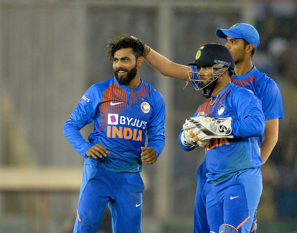 পরের ওভারেই আঘাত হানেন রবীন্দ্র জাদেজা। যা ব্যাকফুটে ঠেলে দেয় প্রোটিয়াদের। গতির হেরফের করে বল করতে থাকেন স্পিনাররা। ফলে, বড় রানের দিকে এগোতে পারেনি সফরকারী দল।