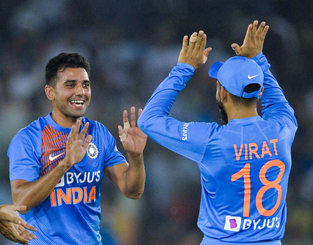 প্রোটিয়াদের ইনিংসের শেষ পর্বে ভারতীয় পেসাররাও গতির হেরফের ঘটাতে থাকেন। বাভুমাকে ফিরিয়ে দেন দীপক চাহার। তিনিই দলের সফলতম বোলার। ২২ রানে তিনি নেন দুই উইকেট।