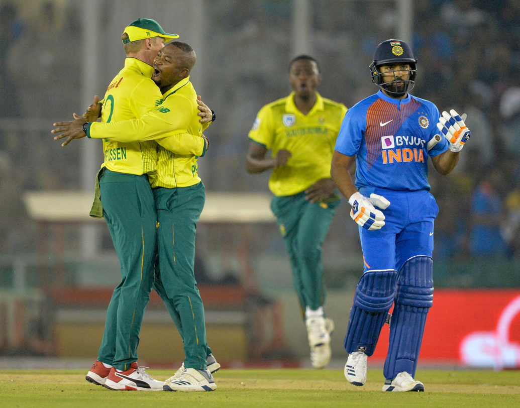 পুলে জোড়া ছক্কায় বিস্ফোরণের প্রতিশ্রুতি দিয়েছিলেন রোহিত শর্মা। মনে করা হচ্ছিল ‘হিটম্যান’ ঝড় তুলবেন এ বার। কিন্তু তিনি বড় রান পাননি। ১২ বলে ১২ রান করে ফেরেন মুম্বইকর। রবিবার তাঁর ব্যাটে বড় রান চাইছেন ভক্তরা।