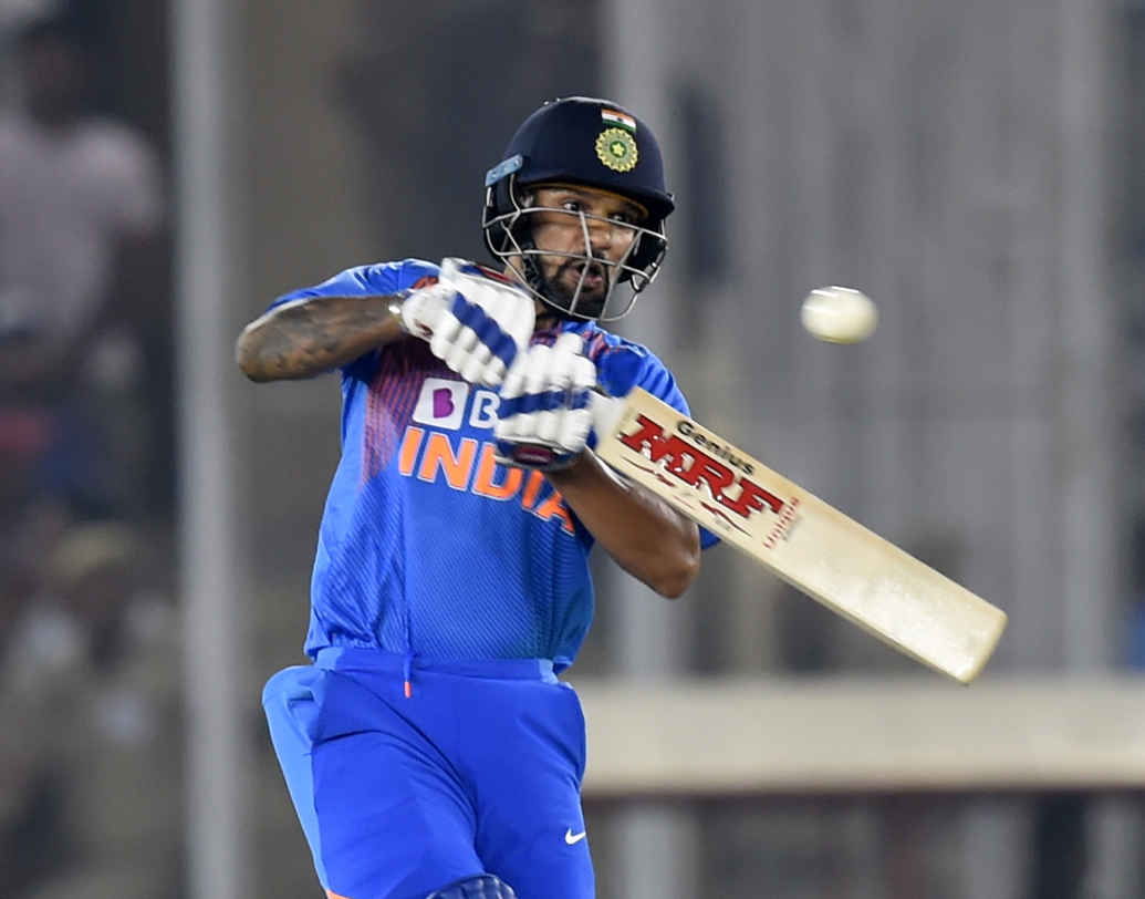 চাপের মধ্যে ছিলেন শিখর ধবন। ওয়েস্ট ইন্ডিজে টি-টোয়েন্টি সিরিজে রান পাননি। কিন্তু, বুধবার ছন্দে দেখাল তাঁকে। রোহিত ফেরার পর কোহালির সঙ্গে দ্বিতীয় উইকেটে ৪৭ বলে যোগ করলেন ৬১ রান।