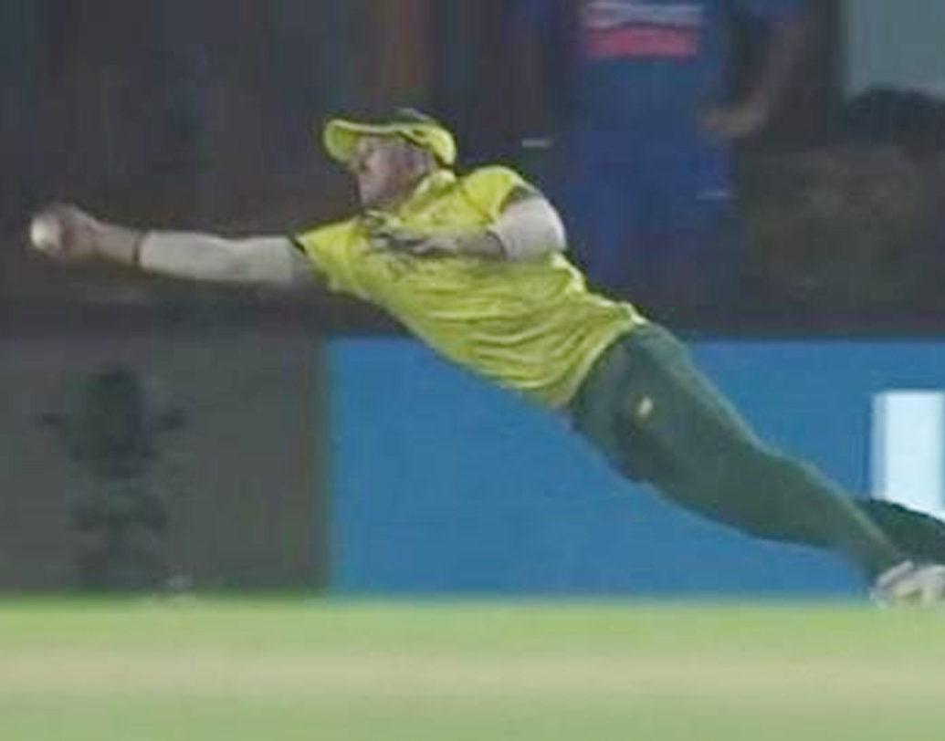 শিখর ফিরলেন ডেভিড মিলারের অসাধারণ ক্যাচে। লং অনে দাঁড়ানো মিলার শরীর ছুড়ে ডান হাতে ধরলেন ক্যাচ। যা দেখে হেসেই ফেললেন ভারতীয় ক্রিকেটের ‘গব্বর’। কোহালিকেও দেখা গেল অবাক হয়েছেন ওই ক্যাচে।