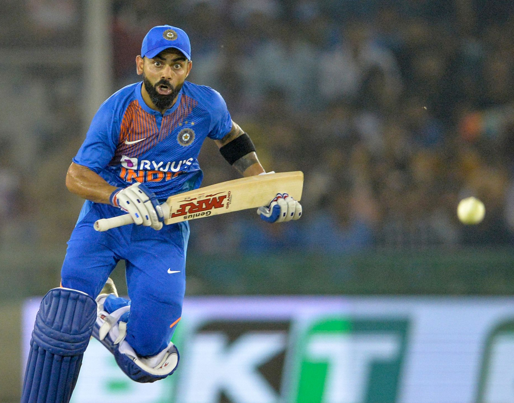 বিরাট কোহালিকে বলা হয় ‘চেজমাস্টার’। ৫২ বলে ৭২ রানের ইনিংসে ভারত অধিনায়ক ছেলেখেলা করলেন বিপক্ষ বোলারদের নিয়ে। এই মাঠেই তিন বছর আগে অস্ট্রেলিয়ার বিরুদ্ধেও দারুণ ব্যাট করেছিলেন।