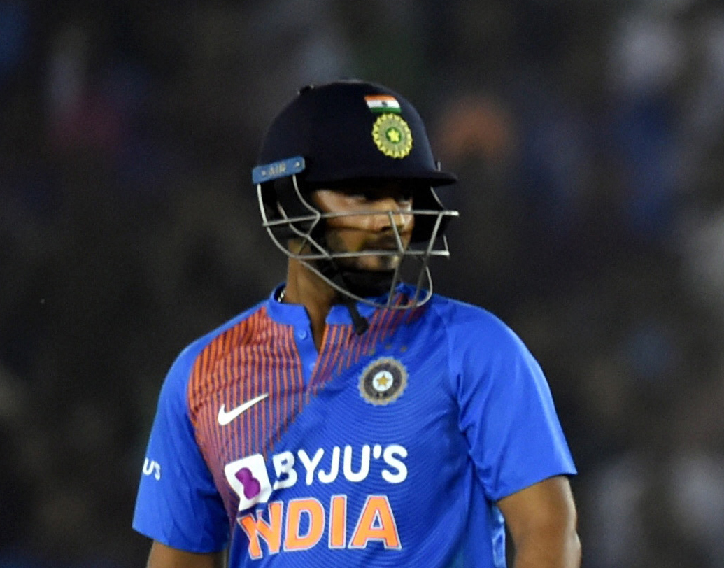 এর মধ্যেই হতাশার মুখ হয়ে উঠলেন ঋষভ পন্থ। চার নম্বরে নিজেকে মেলে ধরার সুযোগ পেয়েছিলেন। কিন্তু তা কাজে লাগাতে পারলেন না। যে শটে আউট হলেন, সেটাও বিরক্তি বাড়াবে দলের।