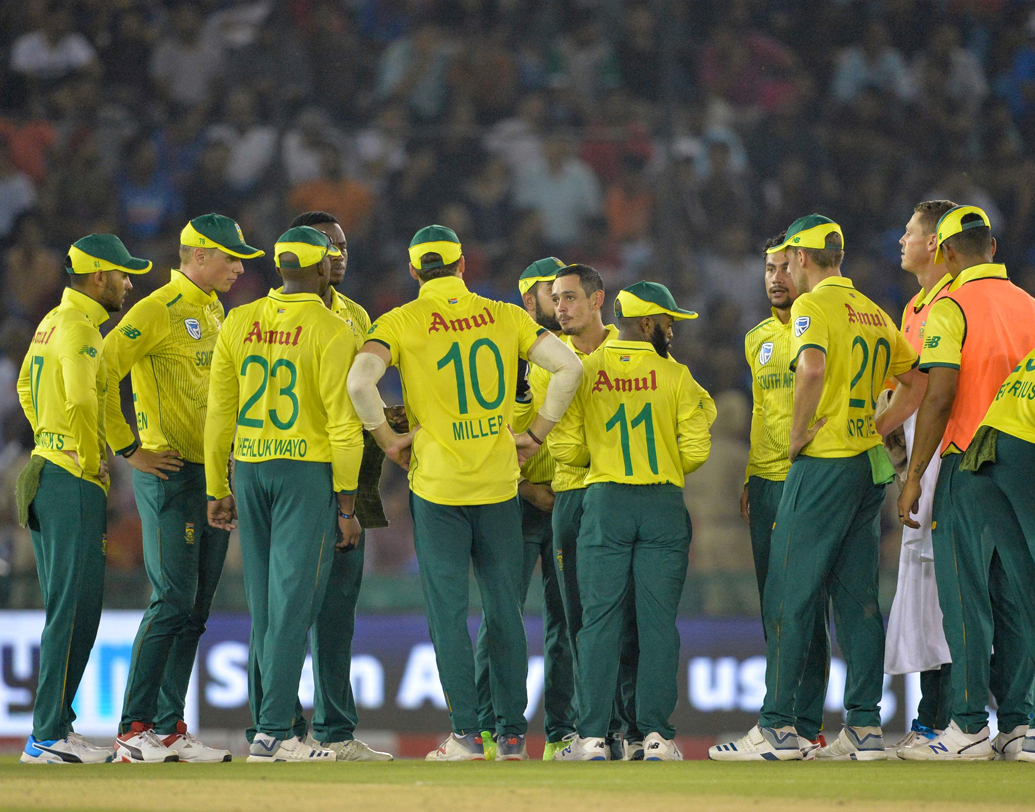 তিন ম্যাচের সিরিজে কোহালিরা এগিয়ে গিয়েছেন ১-০ ফলে। ধর্মশালায় প্রথম ম্যাচ বৃষ্টিতে ভেস্তে যাওয়ায় সিরিজ এখন দুই ম্যাচের। রবিবার সিরিজের শেষ ম্যাচ বেঙ্গালুরুতে। অনভিজ্ঞ দল নিয়ে দক্ষিণ আফ্রিকার পক্ষে সিরিজে সমতা ফেরানোর কাজ কিন্তু সহজ নয়।