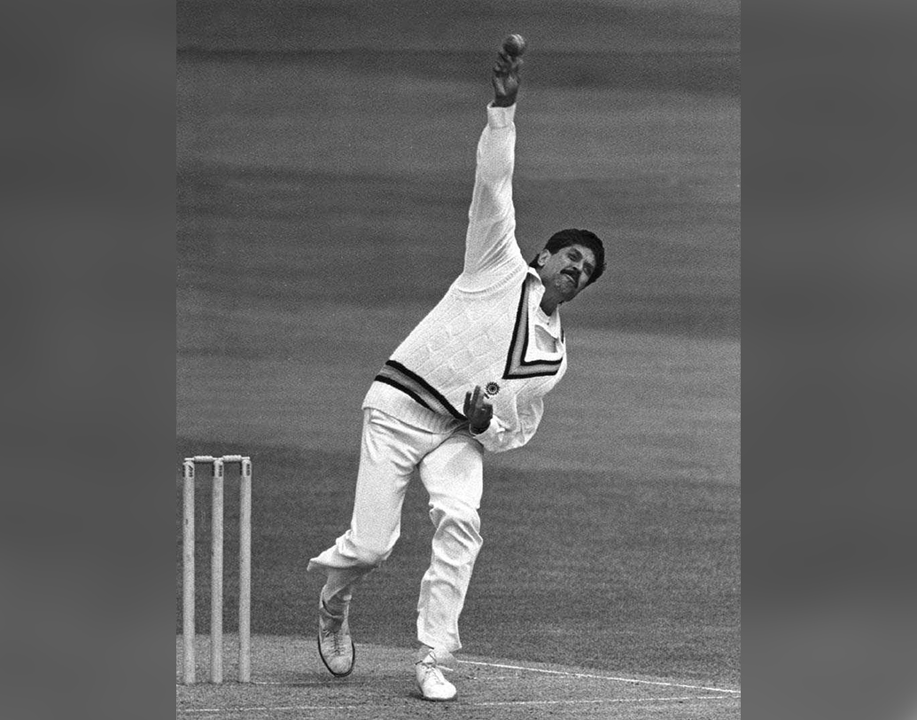 কপিল দেব- বিশ্বকাপ জয়ী অধিনায়ক ছিলেন বিশ্বের অন্যতম সেরা অলরাউন্ডার। তাঁকে বাদ দিয়ে ভারতীয় পেসারদের তালিকা তৈরি হতেই পারে না। ১৩১ টেস্টে তিনি নিয়েছিলেন ৪৩৪ উইকেট। তাঁর বল ভয় ধরাতো ব্যাটসম্যানদের। যদিও সেই ভাবে পার্টনার পাননি তিনি।