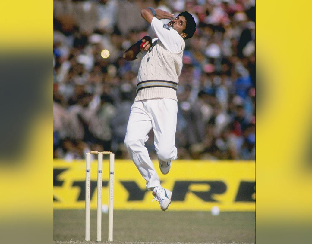 টেস্টে ৫০ উইকেট নিতে তিনি সময় নিয়েছিলেন ১৬টি টেস্ট। কানপুরে অস্ট্রেলিয়ার বিরুদ্ধে তিনি এই কৃতিত্ব স্পর্শ করেন। তাঁর পঞ্চাশতম শিকার ছিলেন অজি ব্যাটসম্যান ব্রুস ইয়ার্ডলি।