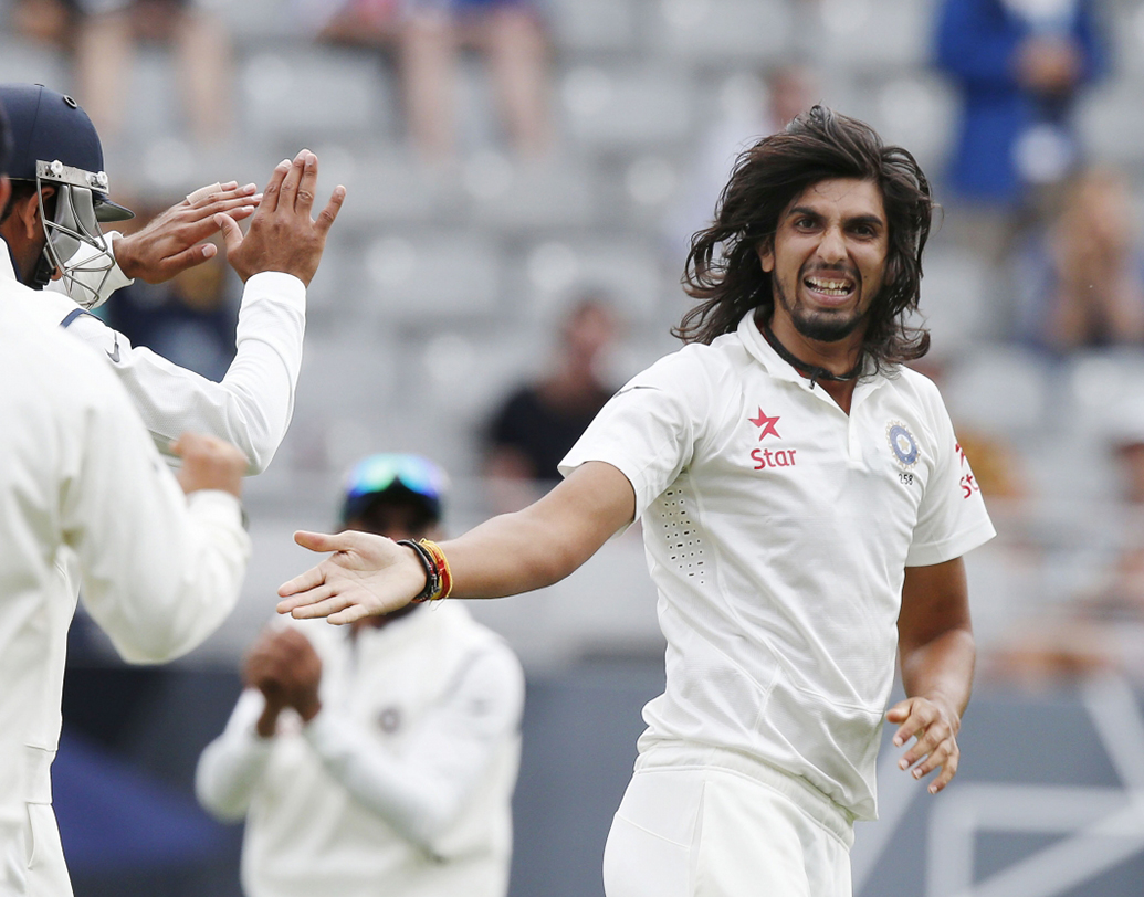 এই মুহূর্তে ইশান্তের সংগ্রহ ২৭৭টি উইকেট। ৯২টি টেস্ট খেলা দিল্লি পেসার তিনশো টেস্ট উইকেট নেওয়ার থেকে আর বেশি দূরে নেই। যদিও ১২ বছর আগে টেস্ট জীবন শুরু করা ইশান্ত ১৭টি টেস্ট নিয়েছিলেন ৫০টি উইকেট নিতে।