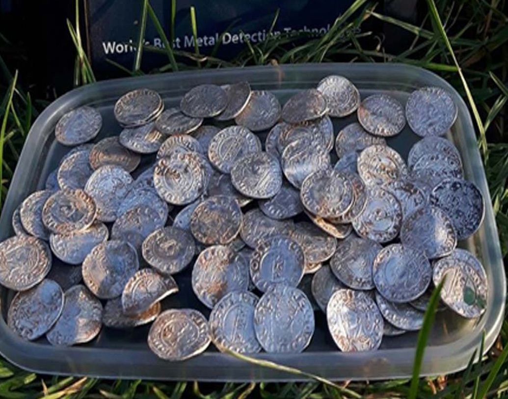 মধ্যবয়সি অ্যাডাম ও স্টেপল ইংল্যান্ডের ডার্বিশায়ারেরে বাসিন্দা। উত্তর পূর্ব সমারসেটে এক চাষির বাগানে তাঁদের অপেক্ষায় ছিল এই গুপ্তধন। তাঁরা মেটাল ডিটেক্টর দিয়ে পরীক্ষা করছিলেন জমি। তখনই মাটির গভীরে ধরা পড়ে ধাতুর অস্তিত্ব।