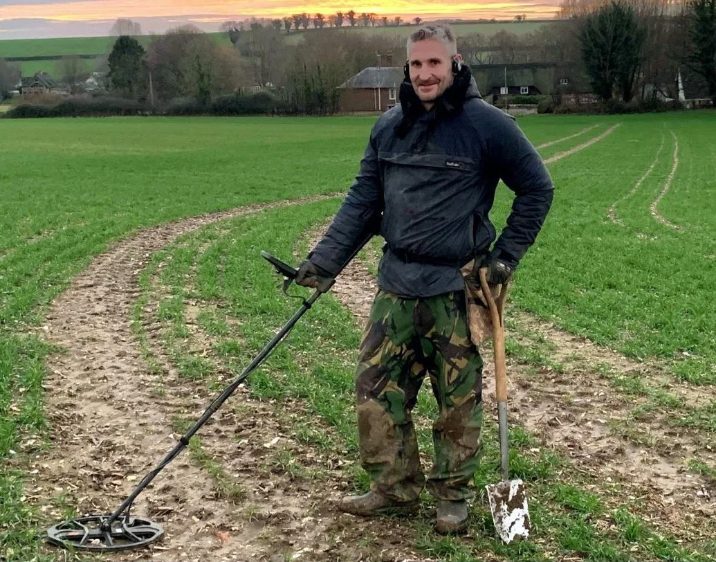 এই গুপ্তধন উদ্ধার হয়েছে প্রায় সাত মাস আগে। তার পর এত দিন ধরে তার মূল্যায়ন চলছে। যদি মিউজিয়াম কর্তৃপক্ষ একে দেশের সম্পদ বলে ঘোষণা করেন, তবে উদ্ধারকারীরা তাঁদের খননের সমমূল্য পাবেন। সেই অর্থের অর্ধেক অবশ্য দিতে হবে জমির মালিককে। অ্যাডাম-লিজা অবশ্য নিশ্চিত, খুব শীঘ্রই এই ঘোষণা হয়ে যাবে।