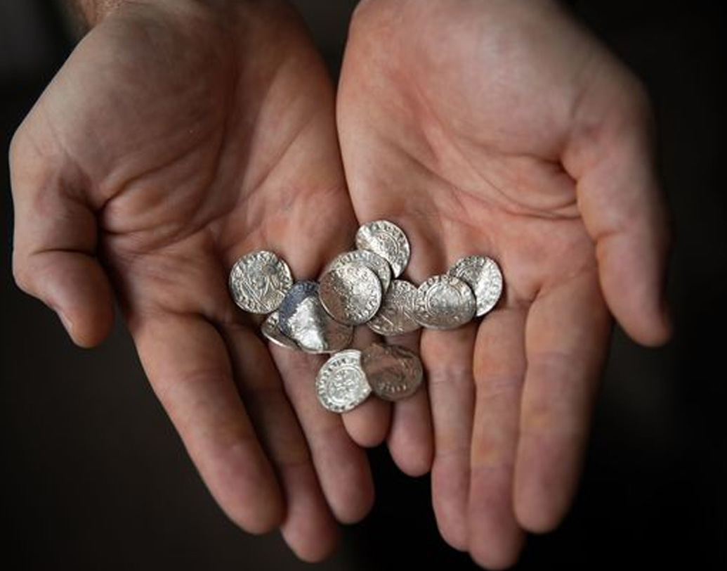 ইতিহাসবিদরা জানিয়েছেন, উদ্ধার হওয়া মুদ্রাগুলির মধ্যে রাজা দ্বিতীয় হ্যারল্ডের সমসাময়িক মুদ্রাগুলি অনেক বেশি মূল্যবান ও দুর্লভ। প্রাচীন রোমানরা ঈশ্বরের উদ্দেশে পুঁতে রাখতেন সম্পদ। কিন্তু মুদ্রাগবেষকদের ধারণা, এ ক্ষেত্রে তা হয়নি।