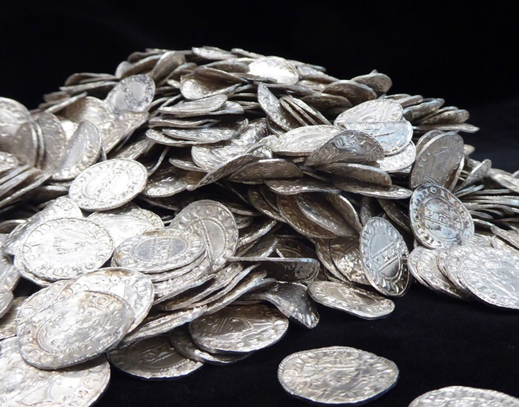 মুদ্রাভাণ্ডার মাটির অন্ধকারে ছিল অপেক্ষায়। দুই গুপ্তধন-শিকারির ভাগ্য ফেরাবে বলে। কার্যত সারা জীবনের উপার্জন এখন অ্যাডাম ও তাঁর সঙ্গিনী লিজার পকেটে। যা থাকার কথা ছিল মধ্যযুগীয় রাজা বা অভিজাতদের কোষাগারে। কিন্তু পথ ভুলে চলে এল একুশ শতকে।