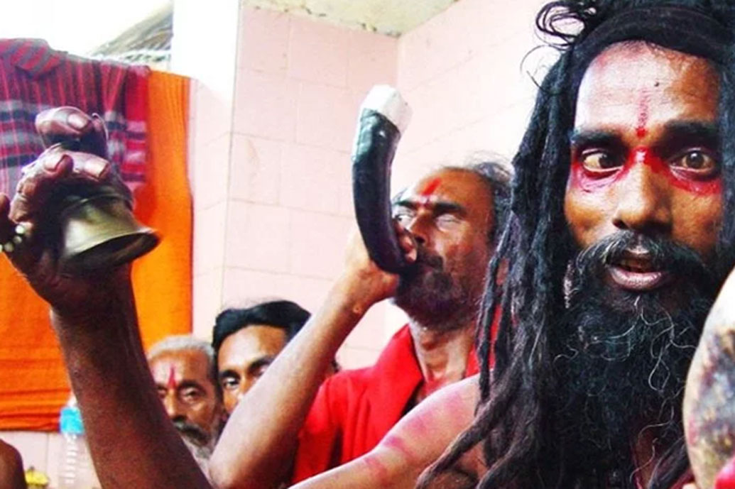 এই গ্রামে কালা জাদু নিয়ে নানা মিথ রয়েছে। শোনা যায়, যে কোনও সময়ে মানুষকে অন্য কোনও প্রাণীতে পরিণত করে দিতে পারতেন ওঝারা। ফুলকে পরিণত করে দিতে পারতেন কোনও প্রাণীতে! এমনকি কারও কোনও জিনিস হারিয়ে গেলে নাকি জলে ফুল ভাসিয়ে বলে দিতে পারতেন ঠিক কোথায় গেলে পাওয়া যাবে সেটা।