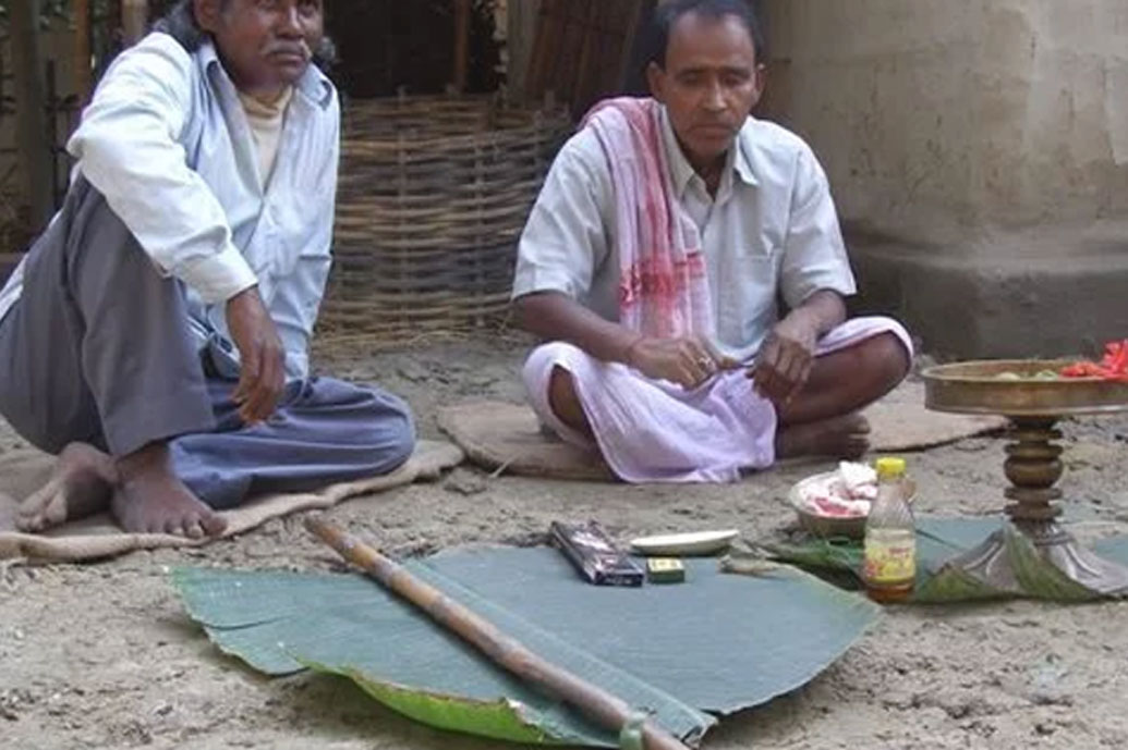 এমনকি, অনেক অভিজ্ঞতা সম্পন্ন ওঝারা নাকি চোখের সামনে নিজেদের গায়েব করেও দিতে পারতেন, মন্ত্র পাঠ করে হিংস্র বাঘকেও বশে আনতে পারতেন তাঁরা, শোনা যায় এমনই।