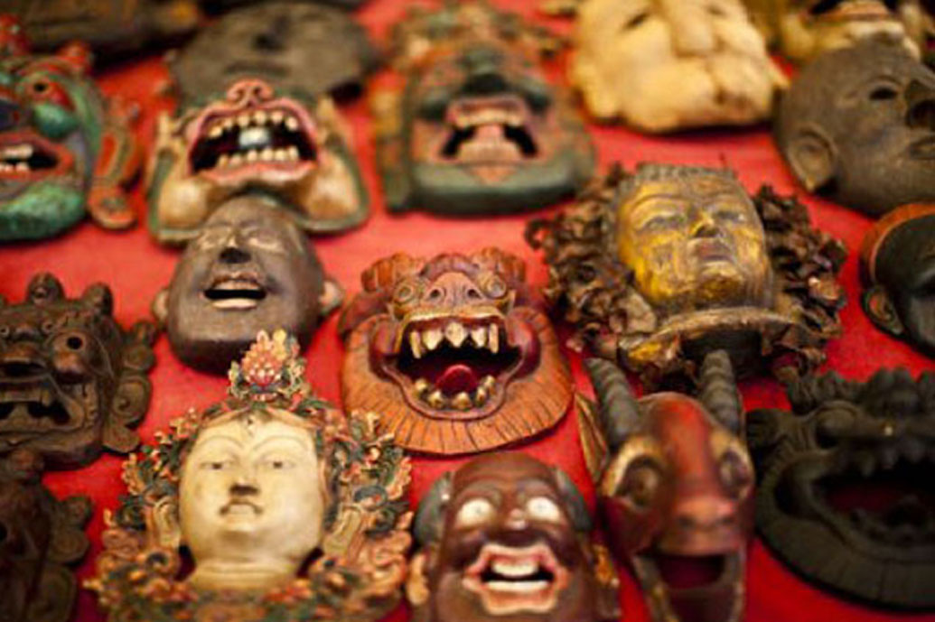 গ্রামবাসীদের বিশ্বাস ছিল যে, ওঝারা ভূত পুষতেন। আর সেই ভূতই তার ক্ষমতাবলে এই সব অসাধ্য সাধন করে দেখাত।