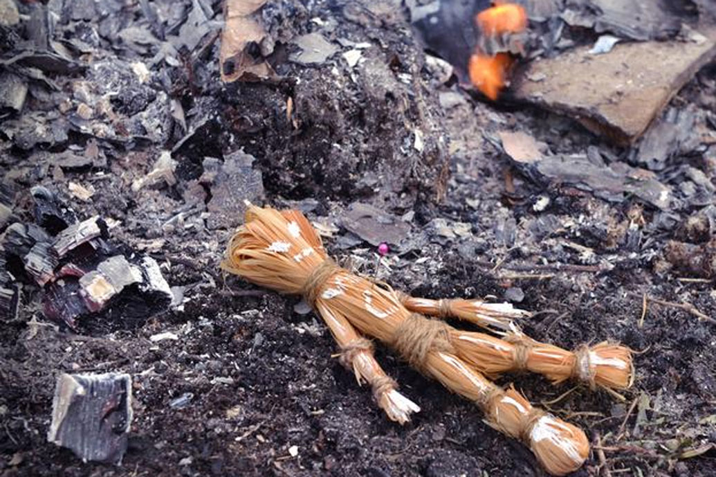 কালা জাদুর রমরমা এই গ্রামে এতটাই ছিল যে, গ্রামের প্রতিটা মানুষ এই জাদু বিদ্যায় পারদর্শী হয়ে উঠেছিলেন। বংশ পরম্পরায় জাদুবিদ্যার পাঠ দেওয়া হত। আশেপাশের গ্রাম থেকে মানুষেরা ছুটে আসতেন যে কোনও সমস্যার সমাধানে। এটাই হয়ে উঠেছিল জীবিকা নির্বাহের একমাত্র উপায়।