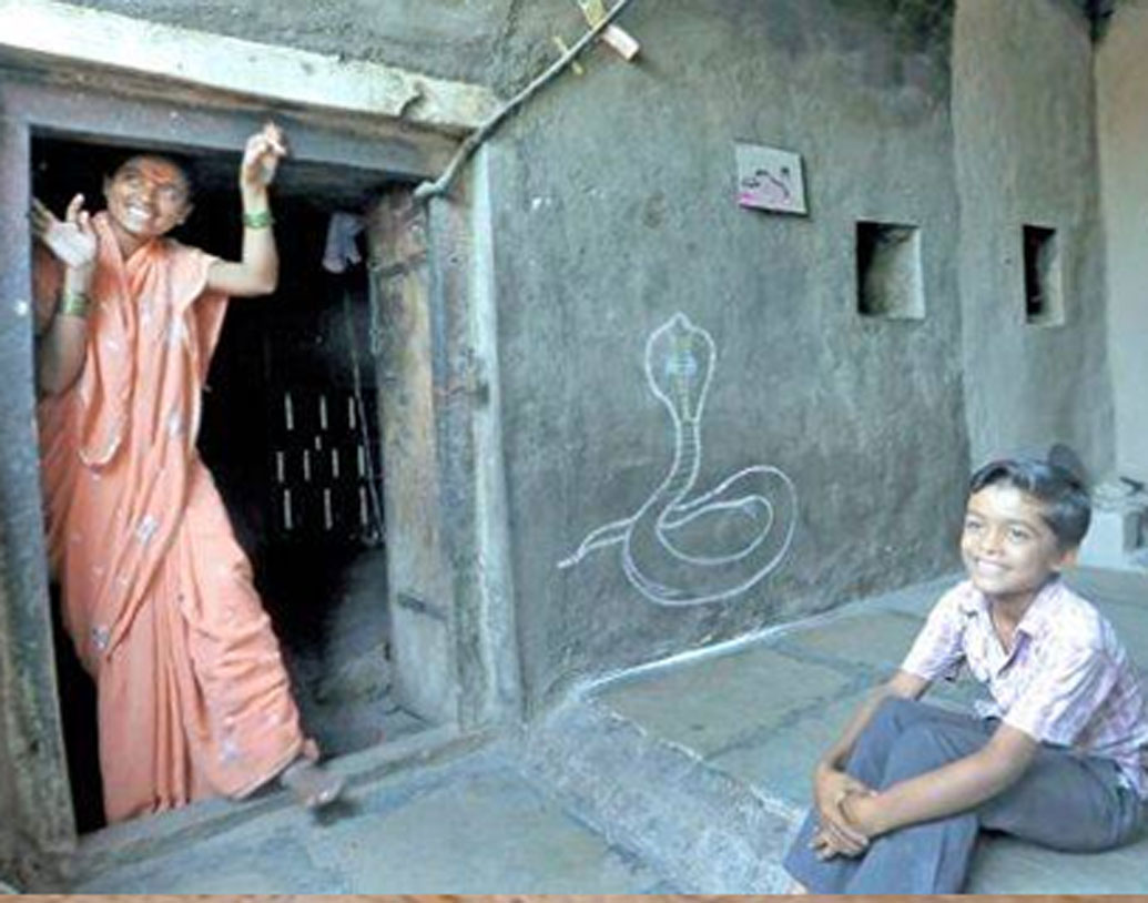 আরও অবাক করা বিষয় হল, প্রতিটা বাড়িতেই সাপেদের থাকার আলাদা ব্যবস্থাও রয়েছে। সাপ ইচ্ছামতো সময়ে ঘরে ঢুকে সেই স্থানে বিশ্রামও নেয়। আবার ইচ্ছা হলে বেরিয়েও যায়। বিশ্রামাগারে সব সময়ই সাপের খাবারও (দুধ) মজুত রাখা হয়। তবে এটা নেহাতই কুসংস্কার। সাপ সরীসৃপ প্রাণী। আর দুধ সরীসৃপদের জন্য টক্সিক।